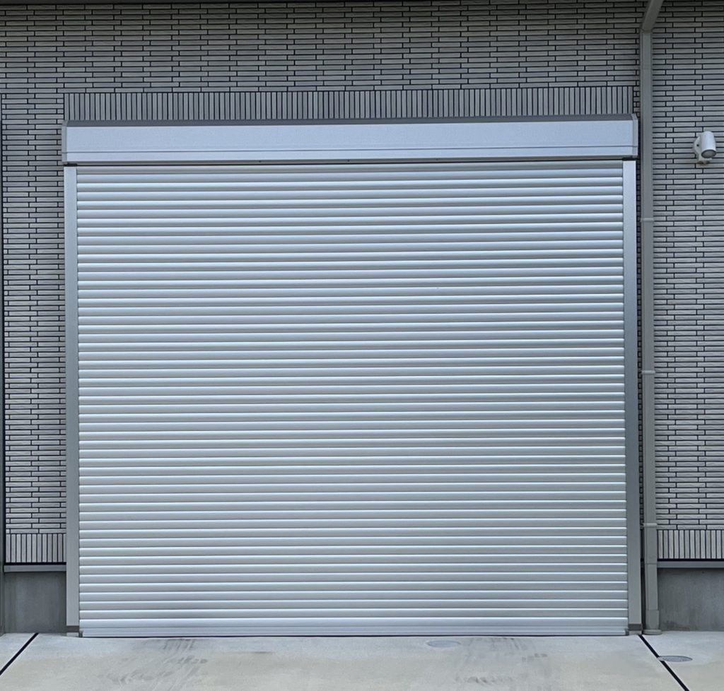 パネルを巻き上げるタイプのシャッター