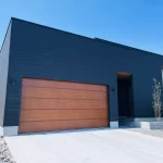 木目調シャッターが映えるお洒落な家の外観