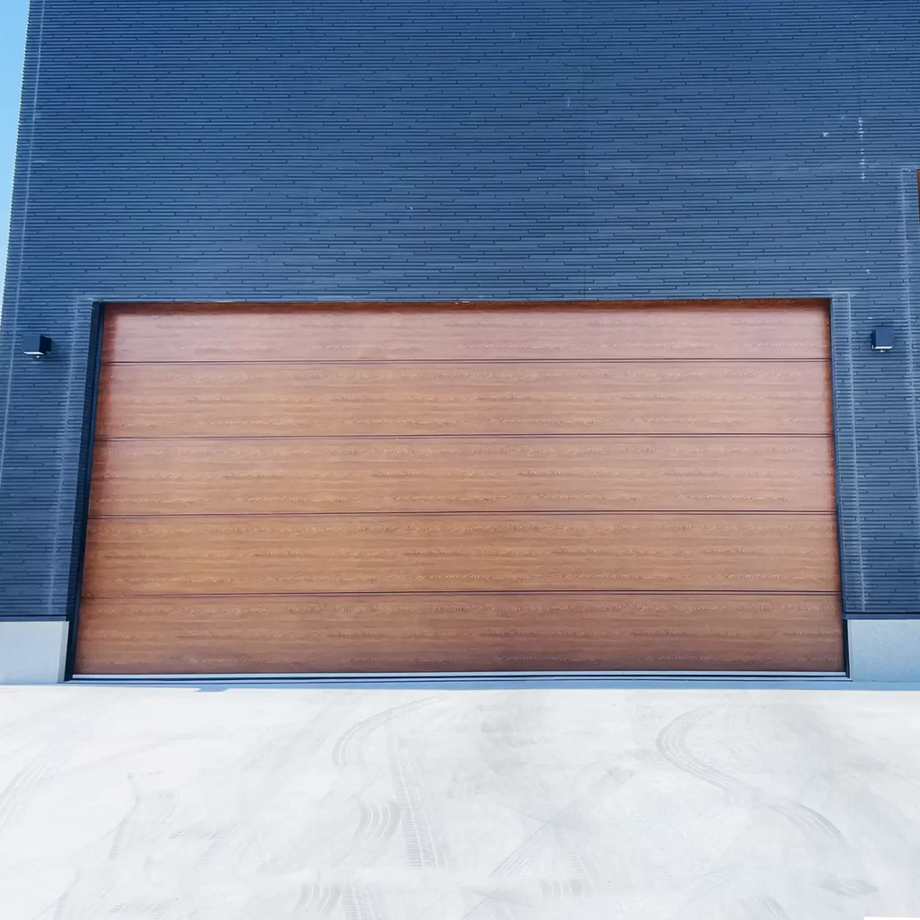 木目調シャッターを使用しているガレージ