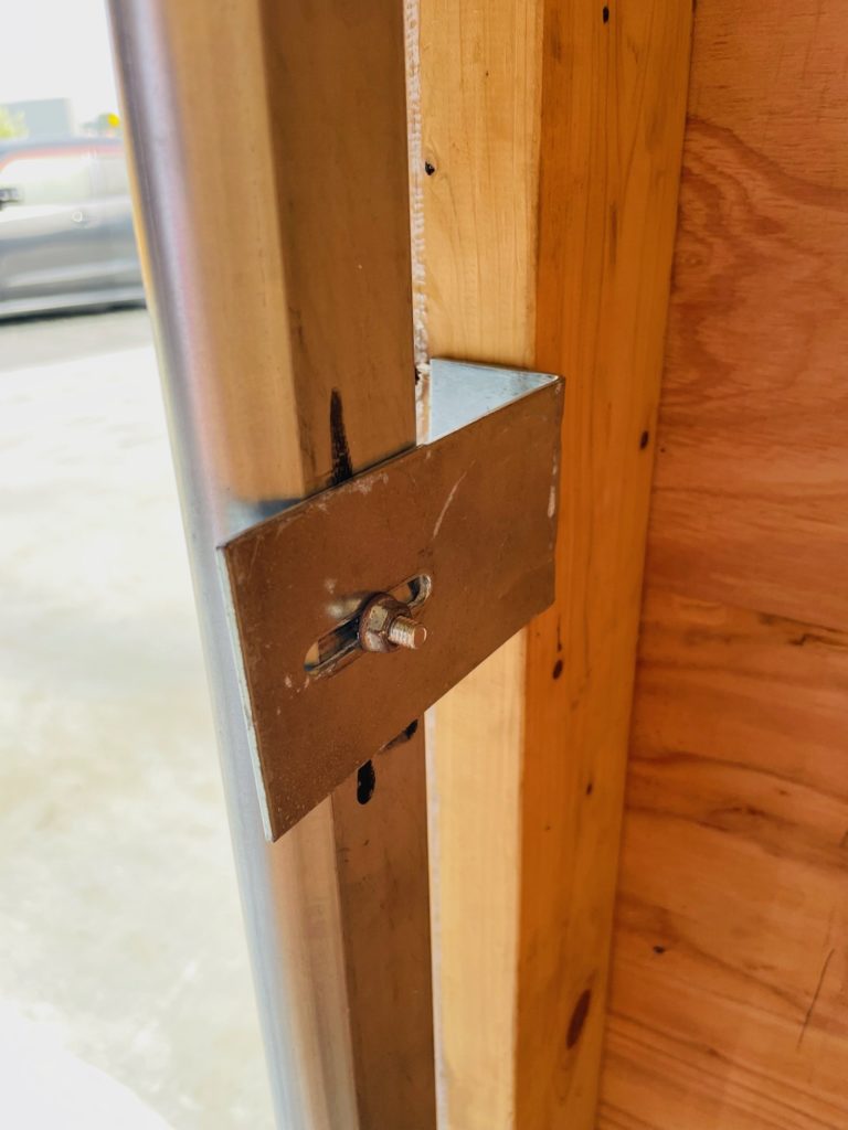 旧仕様のレールと柱を繋ぐブラケット