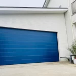 クリーンな邸宅に目を引くブルーシャッター