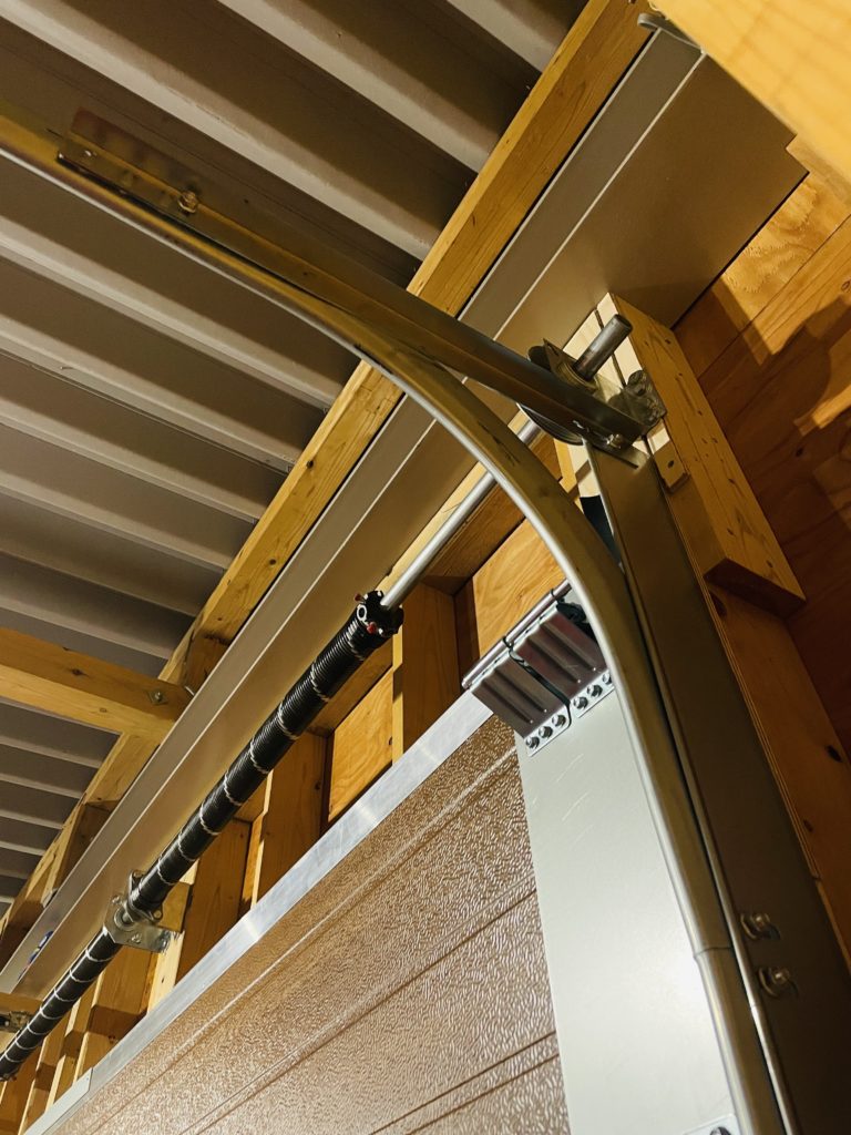 新仕様の垂直レールと並行レールを繋ぐブラケット