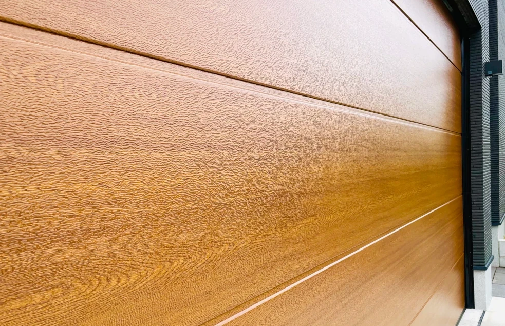 美しい木目調パネルのガレージシャッター